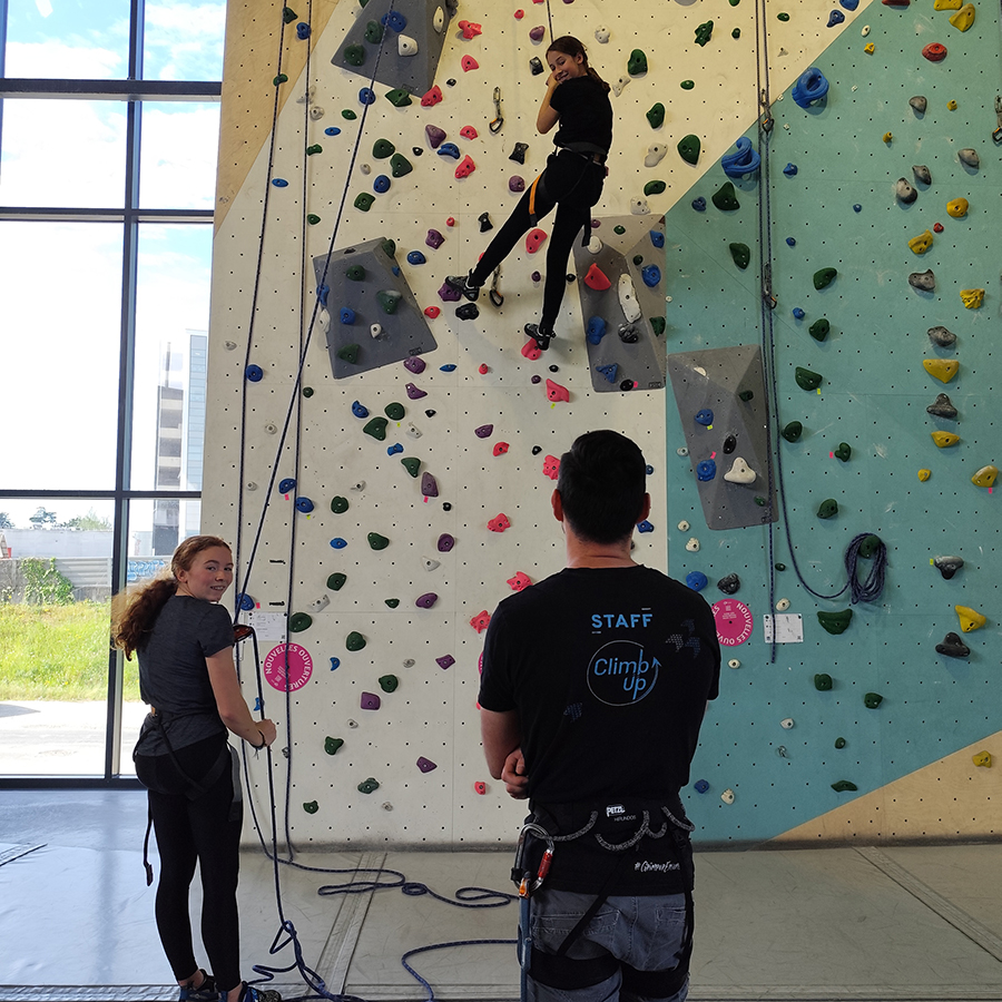 Climb Up Villenave d'Ornon propose des stages à la semaine pendant les vacances d'été ! Escalade et activités physiques différentes chaque jour.