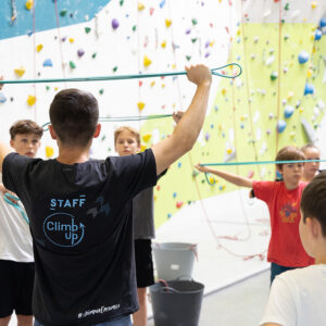 Stage d'une semaine pendant les vacances à Climb Up Villenave ! Escalade et multisports pour occuper vos enfants de 11 à 16 ans.